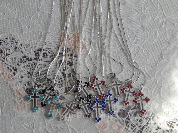 Подвески с крестиком в камушки на шею