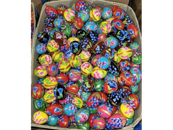 Красиві дерев'яні великодні яйця різні кольори