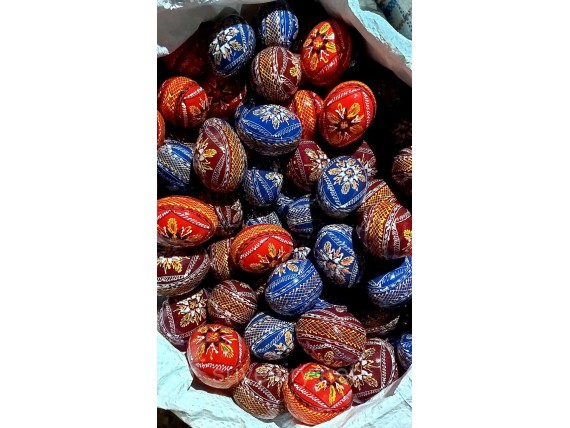 Деревянные пасхальные яйца разные цвета